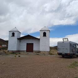 Platz neben der Kirche