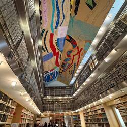 Bücherei im Palazzo Braciforte mit antiken Schriften