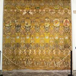 Wandteppich, alles gestickt