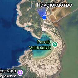 ..der blaue Punkt sind wir, dazwischen die Bucht🏝️ und links oben die Burgruine