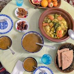 Abendessen mit traditionellem Gemüse Tajin