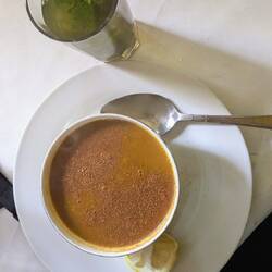 Traditionelle Suppe (mit Zimt) und Minztee