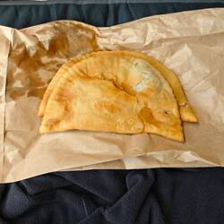 Empanada von unserem Stop in La Serena - sehr warm, sehr lecker, sehr kalorienhaltig