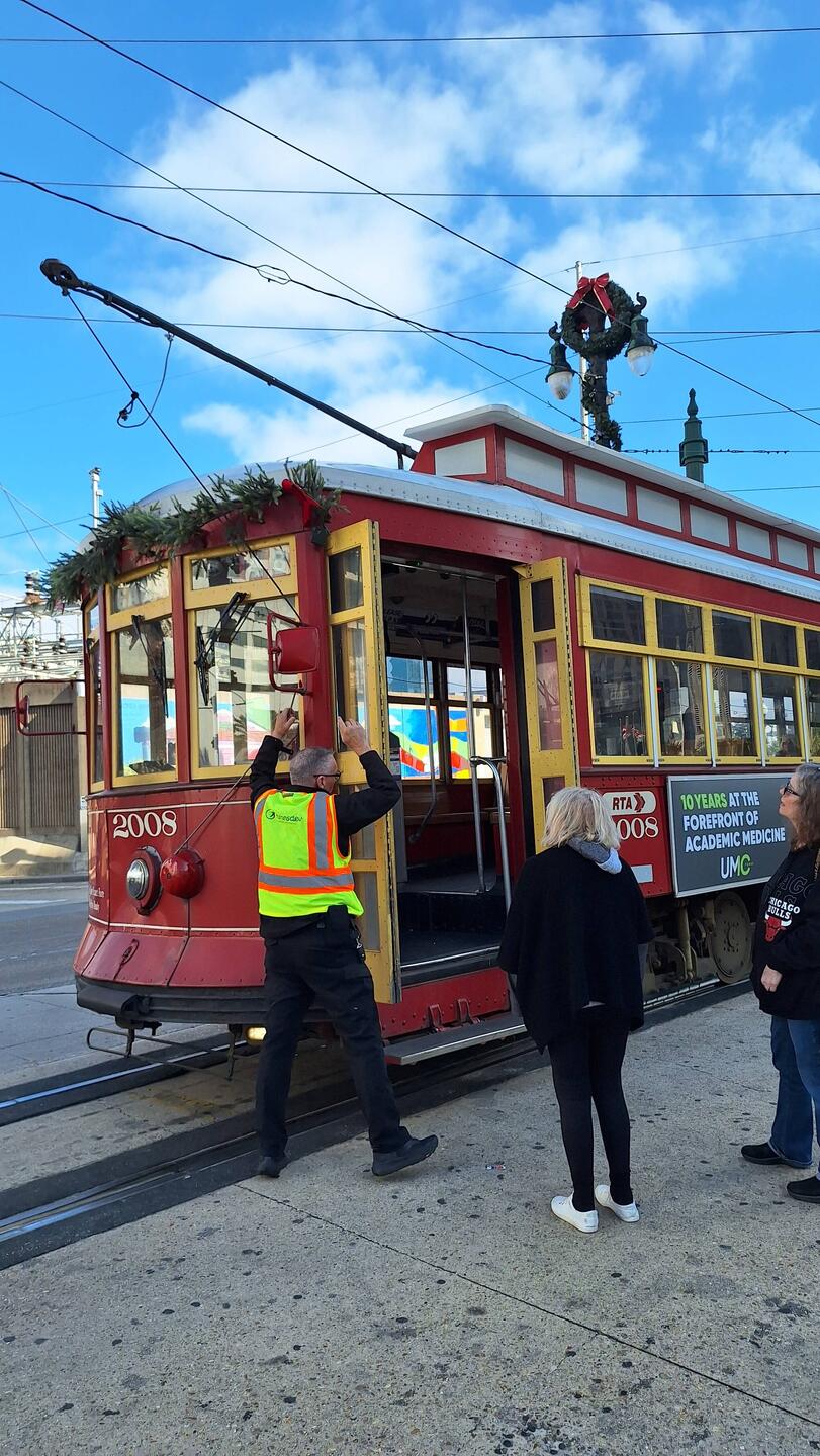 Der Lokführer (und Schaffner in einer Person) muss den Fahrdraht ändern