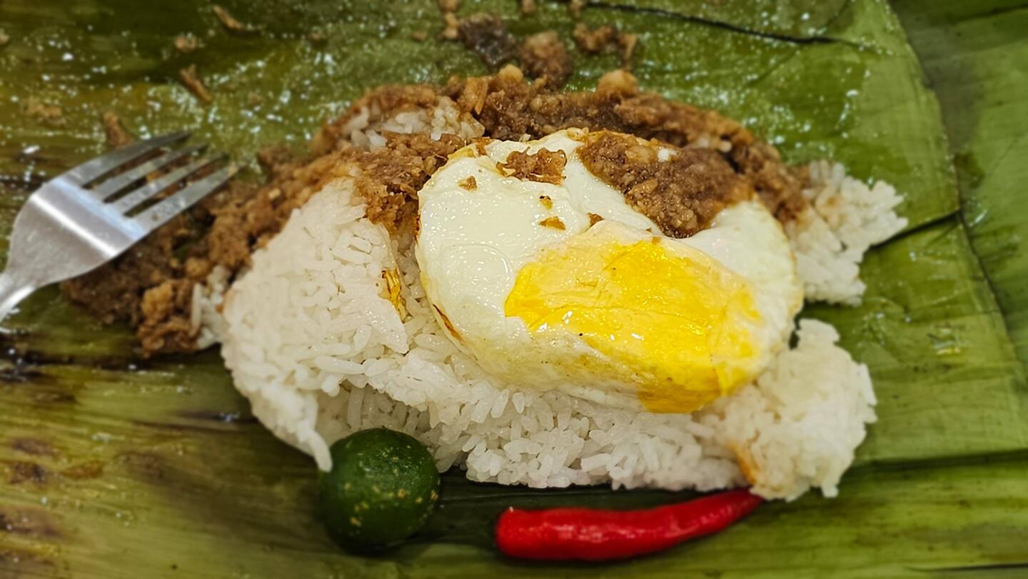 SISIG na makisig - in Bananenblättern eingewickelt - für 150 PHP (2.17€).