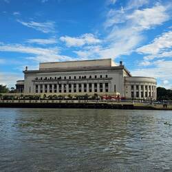 Schöner Baustiel nur der Fluss ist eine Kloake.