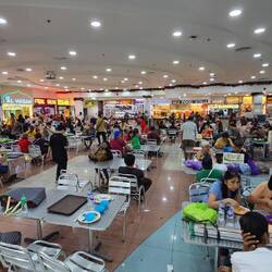 Essen fassen im Shoppingcenter Chinatown.