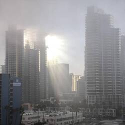 Die Sonne kämpft sich durch.