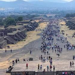 ... zu Micha, der unten auf der Treppe sitzt