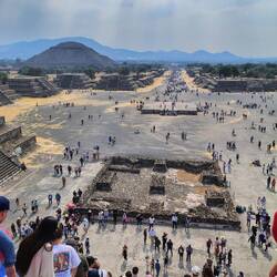 Blick von der Mondpyramide auf die gesamte Anlage (links die Sonnenpyramide)