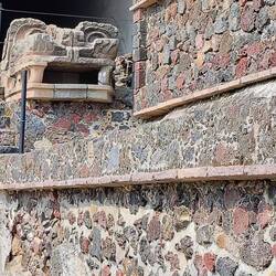 ... und markante Ecken mit Skulpturen geschmückt ...