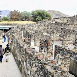 Vielfältige und verzweigte Gänge durch sorgfältig gefügtes Mauerwerk ...