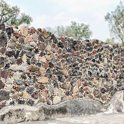 Sogar die Fugen noch mit Steinchen gefüllt ...