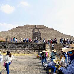An den beiden Tagen der Tagundnachtgleiche steht die Sonne genau senkrecht über ihr.