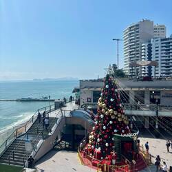Weihnachtliche Stimmung an der „Larcomar Mall“ 🎅🏻🎄
