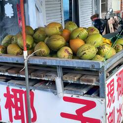 ...und überall Kokosnüsse zu verkaufen, fast sowie auf Sansibar