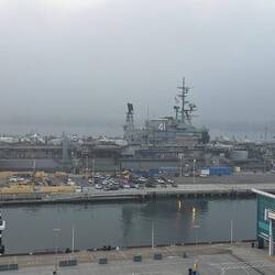 Wieder ein ausgemusterter Flugzeugträger gegenüber, die USS Midway