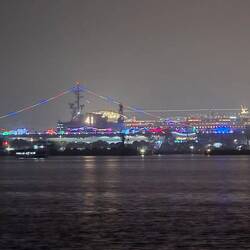 Die USS Midway, dahinter die Diva