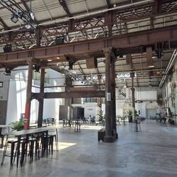 In einer alten Bahnhalle