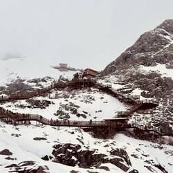 Der Aufstieg zieht sich an diversen Felsen vorbei.