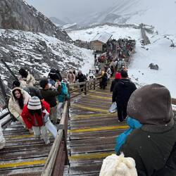 Es sind fast nur junge Menschen auf dem Berg 🤷🏻‍♂️