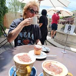 Kostet dort einfach nur 3.50€ für einen mega leckeren großen Cappuccino mit Hafermilch und Caramel