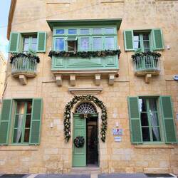 Das Rathaus von Rabat mit der hier typischen Galarija.