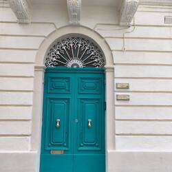 Schöne Türen, teilweise weihnachtlich dekoriert, gibt's in Rabat einige. Oft direkt neben maroden.