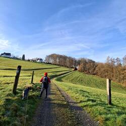 Am höchsten Punkt der Runde, links der kleine Ort Dhünnberg.