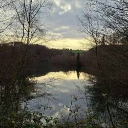 Immer wieder schöne Blicke auf die Talsperre.