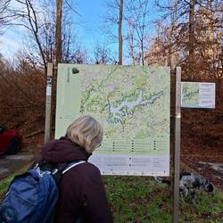 ....und hat reichlich Infotafeln.