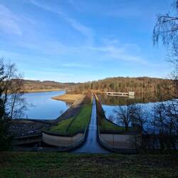 Die Staumauer der Dhünn Vorsperre.