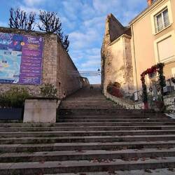 Treppe hoch zum Schloss
