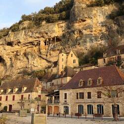 Beachte die Treppe oben in der Felswand