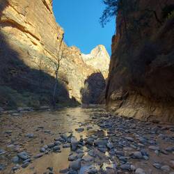 Da fangen die Narrows an und es gibt nasse Füße/Schuhe.