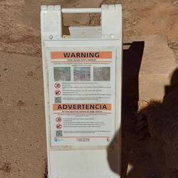 ... nur nicht rein, giftige Alge.