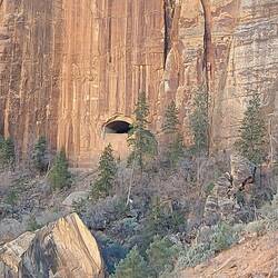 Ich dachte noch, Idioten ein Tunnel in der Höhe. Das ist die Belüftung des Tunnels.