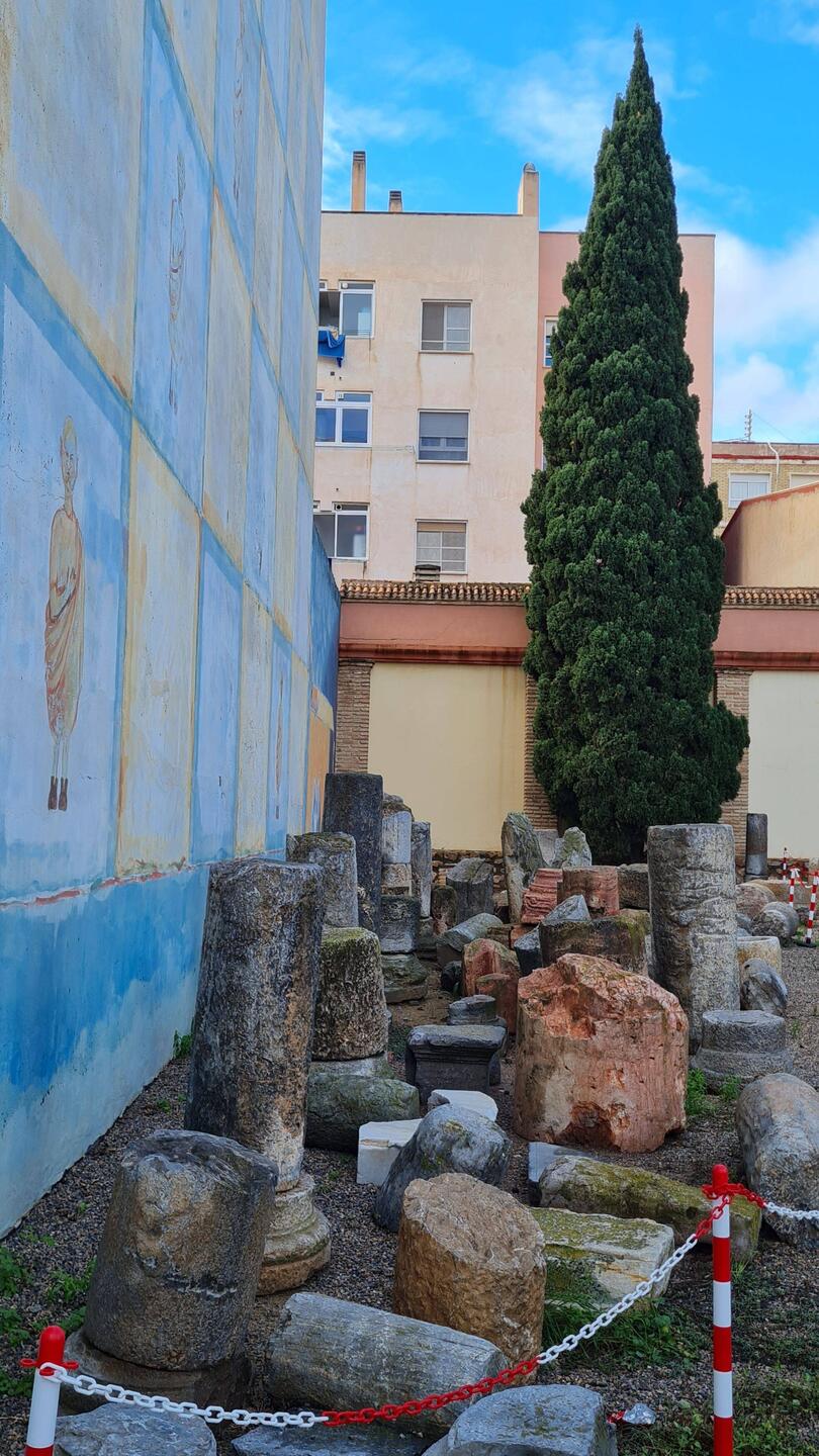 Am archäologischen Museum. Eintritt ist frei, aber wir brauchen Schritte