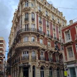 Schönes altes Gebäude in Cartagena. Bank und Hotel