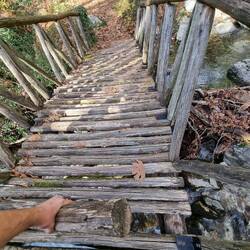 Jap, die Hölzer liegen eigentlich nur schön drauf.