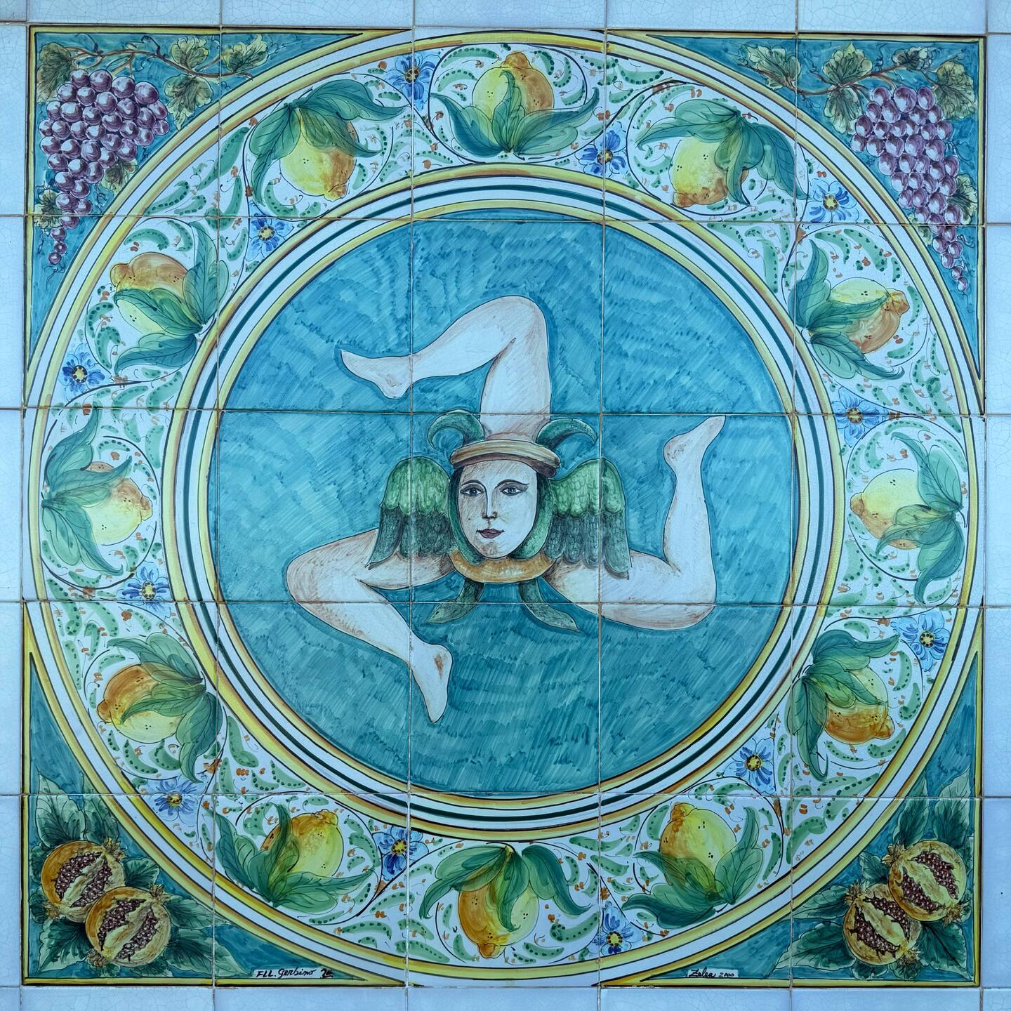 Das Hauptsymbol Siziliens ist die Trinacria (oder Triskele): Ein Frauenkopf mit 3 Beinen, die für...