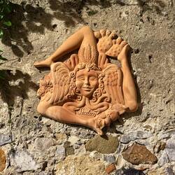 ... die drei Gebirge Siziliens, Unbeugsamkeit, ewigen Zyklus von Leben/Tod, Fruchtbarkeit steht