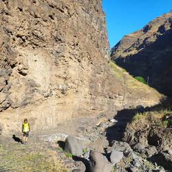 Durch die Ribeira geht es erstmal abwärts.