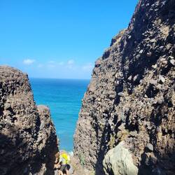 Steil geht es hinunter in die Bucht.