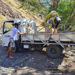 Gleich das erste Fahrzeug nimmt uns mit.