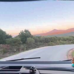 ..die Fahrbahn ist teilweise in miserablem Zustand, aber was soll's.Konzentrieres Spuren suchen 👀