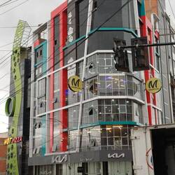 Modernes Gebäude mit Fitnessstudio