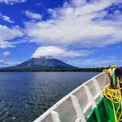 Mit dem Boot zu den Mangroven, Blick auf Vulkan Maderea