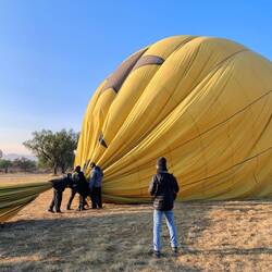 Und dann sind wir auch schon wieder unten 🥲 Micha überwacht das Einholen des Ballons 😏