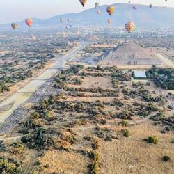 Rechts die Sonnenpyramide, hinten die Mondpyramide